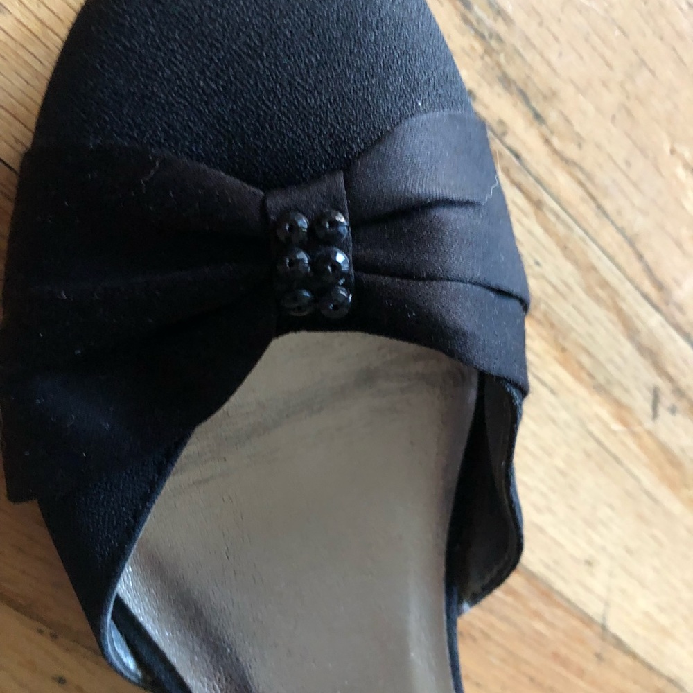 Girls dress shoe with heel. - Picture 2 of 5